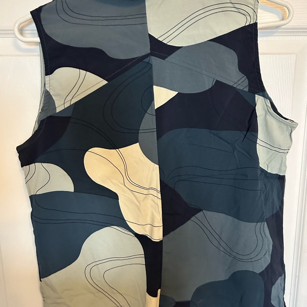 Abstract Pattern Sleeveless Blouse - Picture 2 of 3